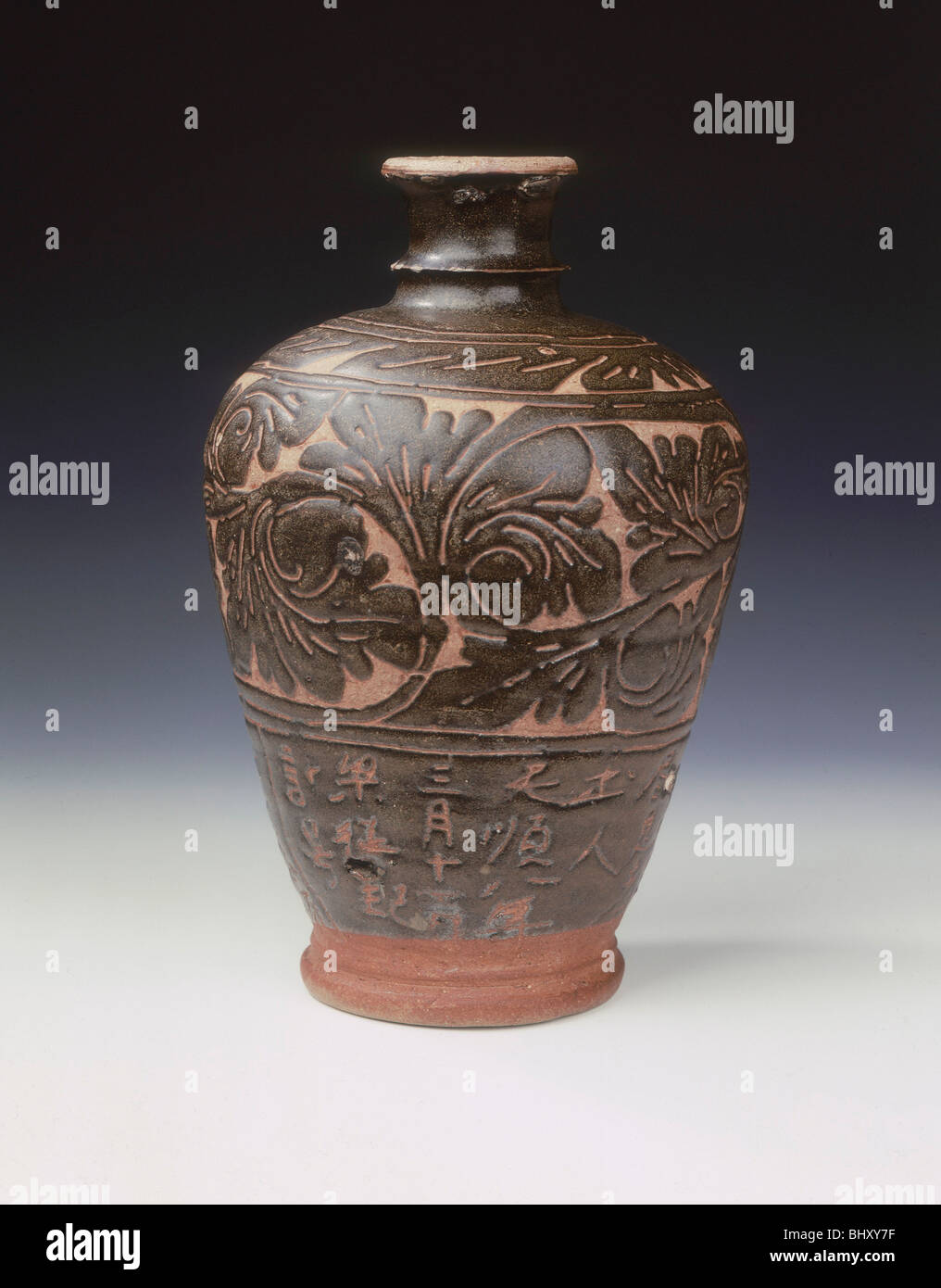 Cizhou meiping vaso con vetrate marrone scolpiti motivo floreale, dinastia Ming, Cina, 1464. Artista: sconosciuto Foto Stock