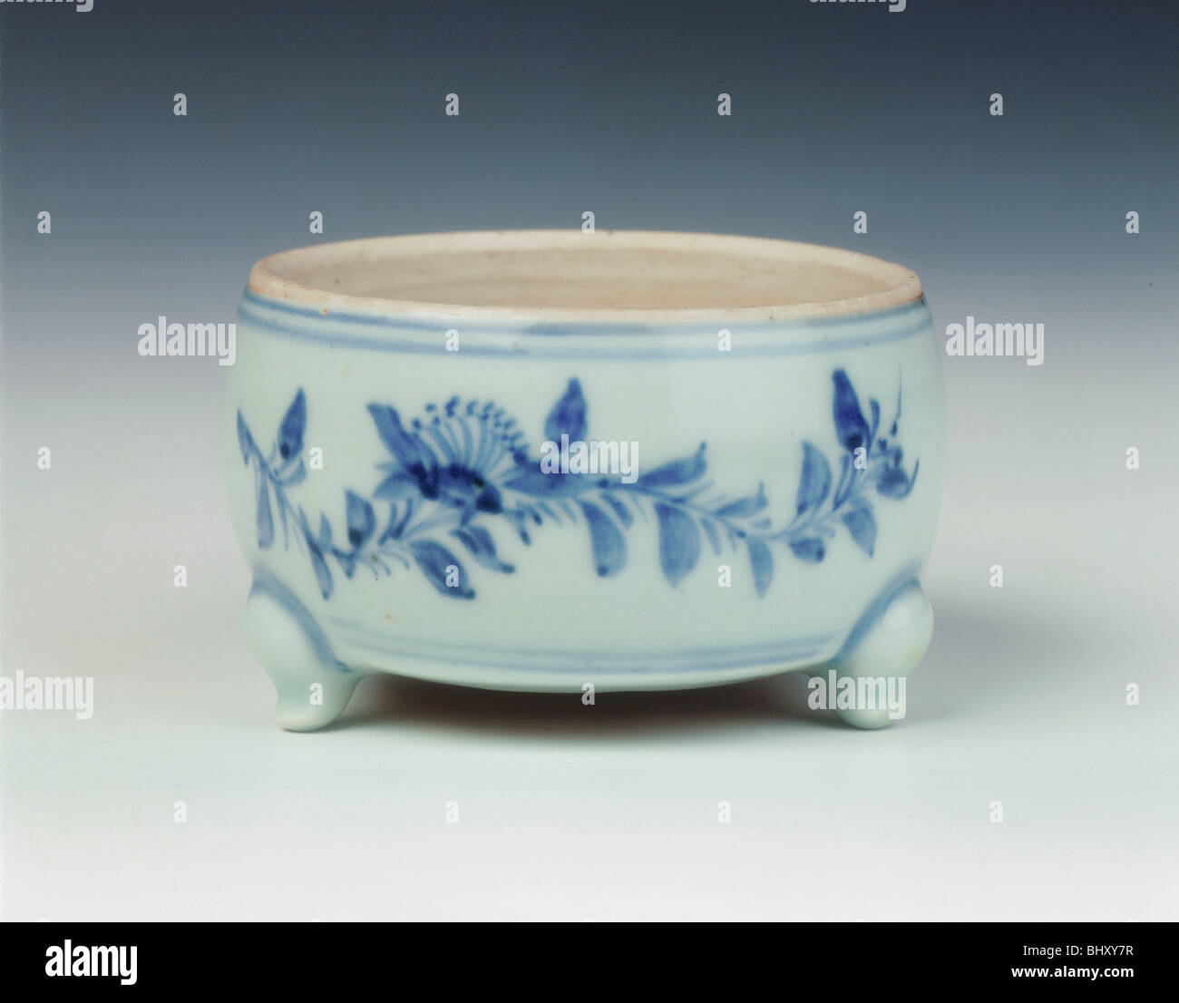 Blu e bianco treppiede turibolo, dinastia Ming, Cina, 1467-1485. Artista: sconosciuto Foto Stock