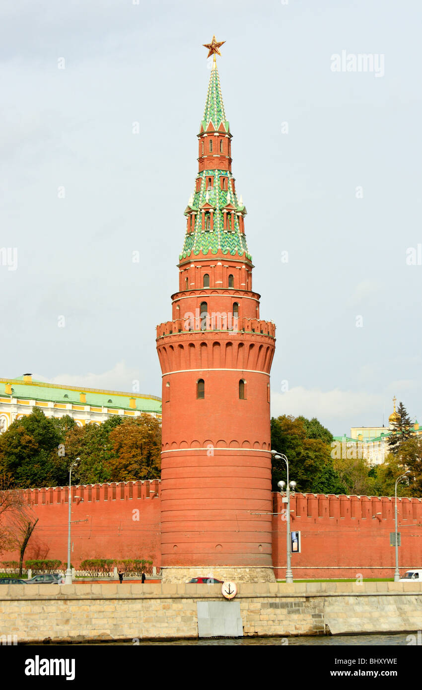 Il Cremlino e la torre Vodovzvodnaya, Mosca Foto Stock