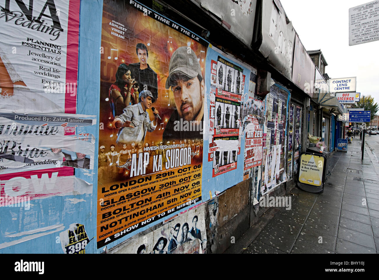 Musica asiatica poster intonacato in strada nel Regno Unito per pubblicizzare indiane e pakistane musica Foto Stock