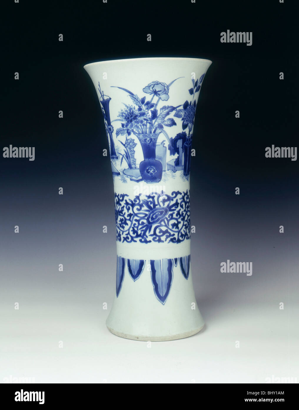 Blu e bianco vaso a campana, Cina, 1639. Artista: sconosciuto Foto Stock