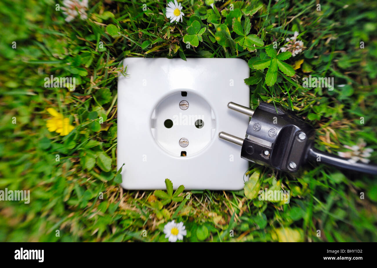 Presa nel prato, elettricità verde Foto Stock