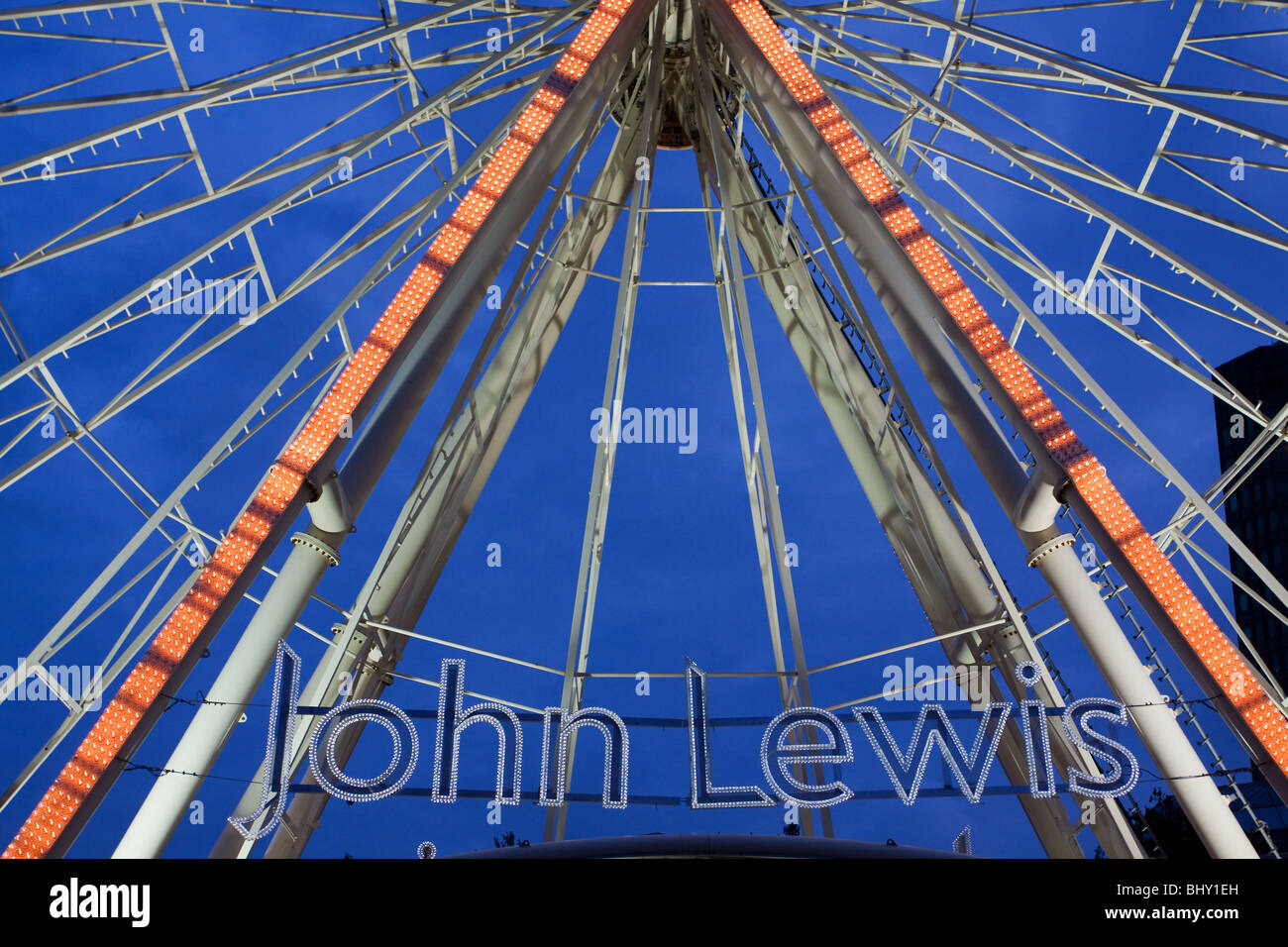 Close up della grande ruota a Cardiff a Natale sponsorizzato da John Lewis Store departmernt Foto Stock