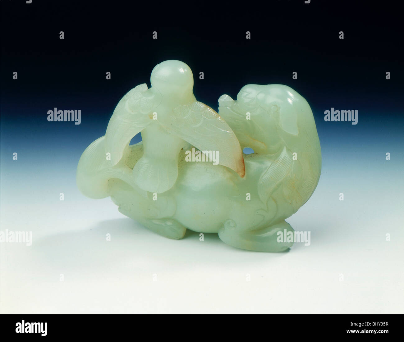 Jade animale mitologico con un aquila appollaiato sulla sua schiena, dinastia Ming, Cina, 1368-1644. Artista: sconosciuto Foto Stock