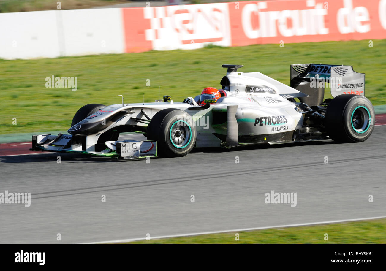 Michael Schumacher di guidare per la Mercedes GP Petronas team durante i test sul Circuito de Catalunya, Montmelo, Spagna 2010 Foto Stock