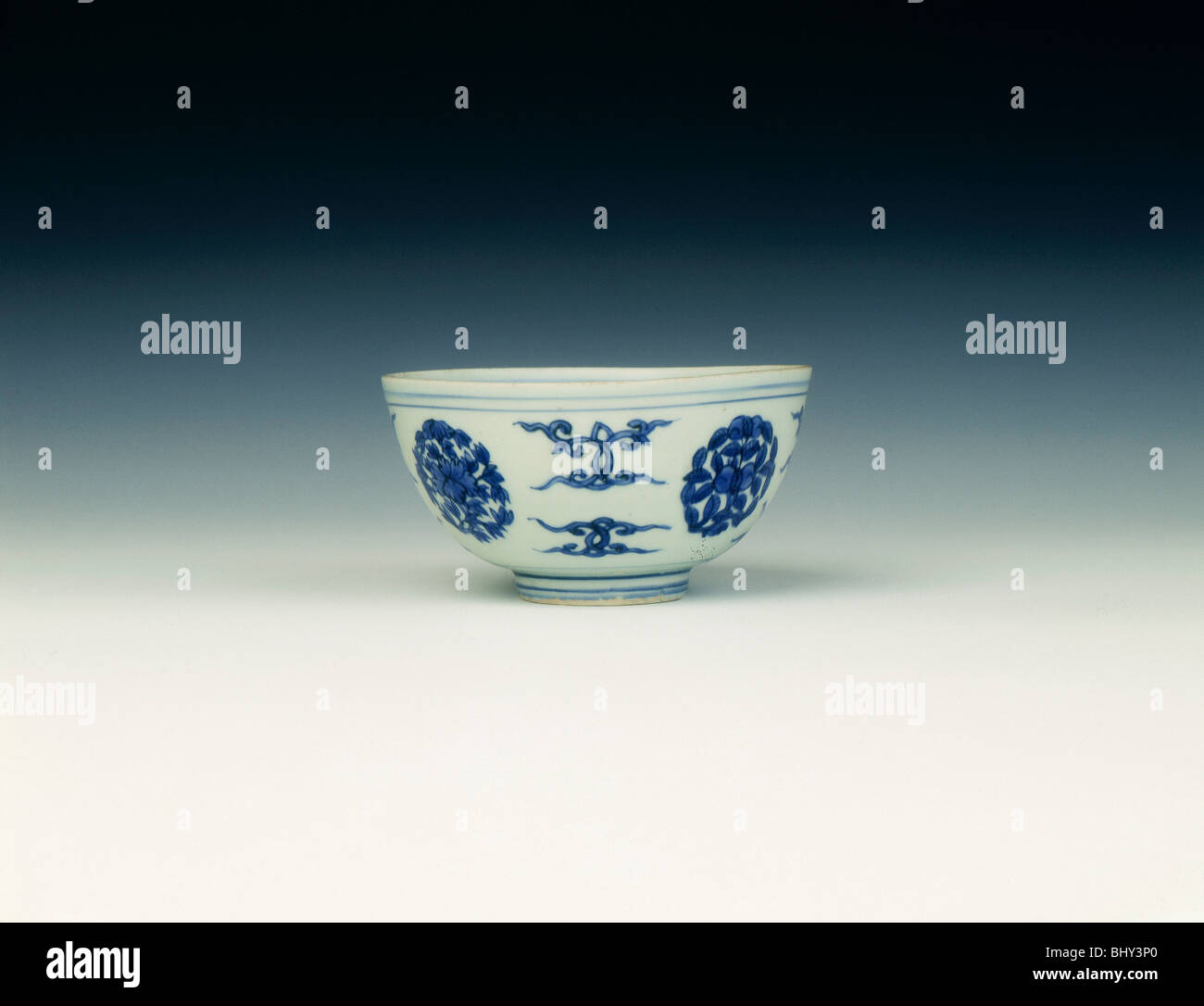 Blu e bianco ciotola, dinastia Ming Jiajing, periodo, Cina, 1522-1566. Artista: sconosciuto Foto Stock