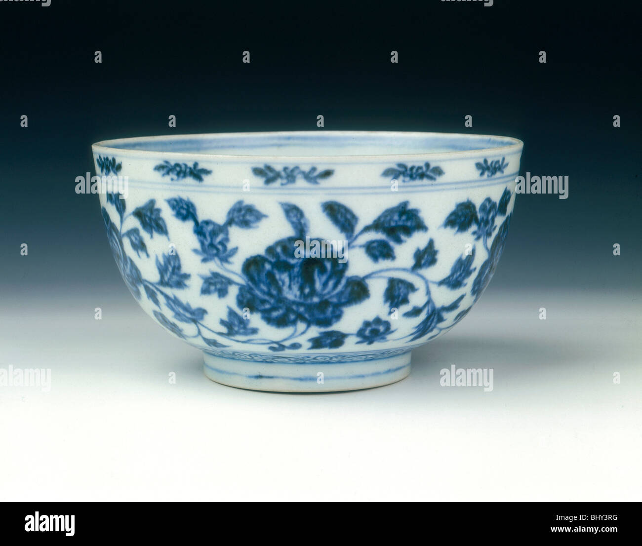 Blu e bianco ciotola, inizio la Dinastia Ming, periodo Yongle, Cina, 1402-1424. Artista: sconosciuto Foto Stock