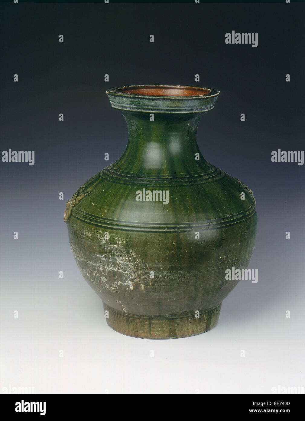 Han filo verde circolare di smalto hu vase, dinastia Han, Cina, 202 BC-220 Annuncio. Artista: sconosciuto Foto Stock