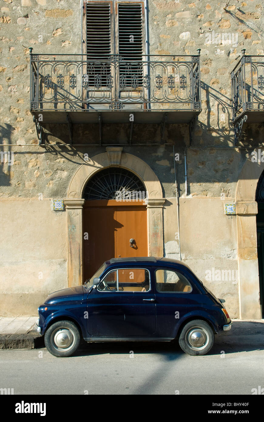 Fiat 500 auto parcheggiate fuori dall'ingresso al tradizionale edificio italiano in Sicilia Foto Stock