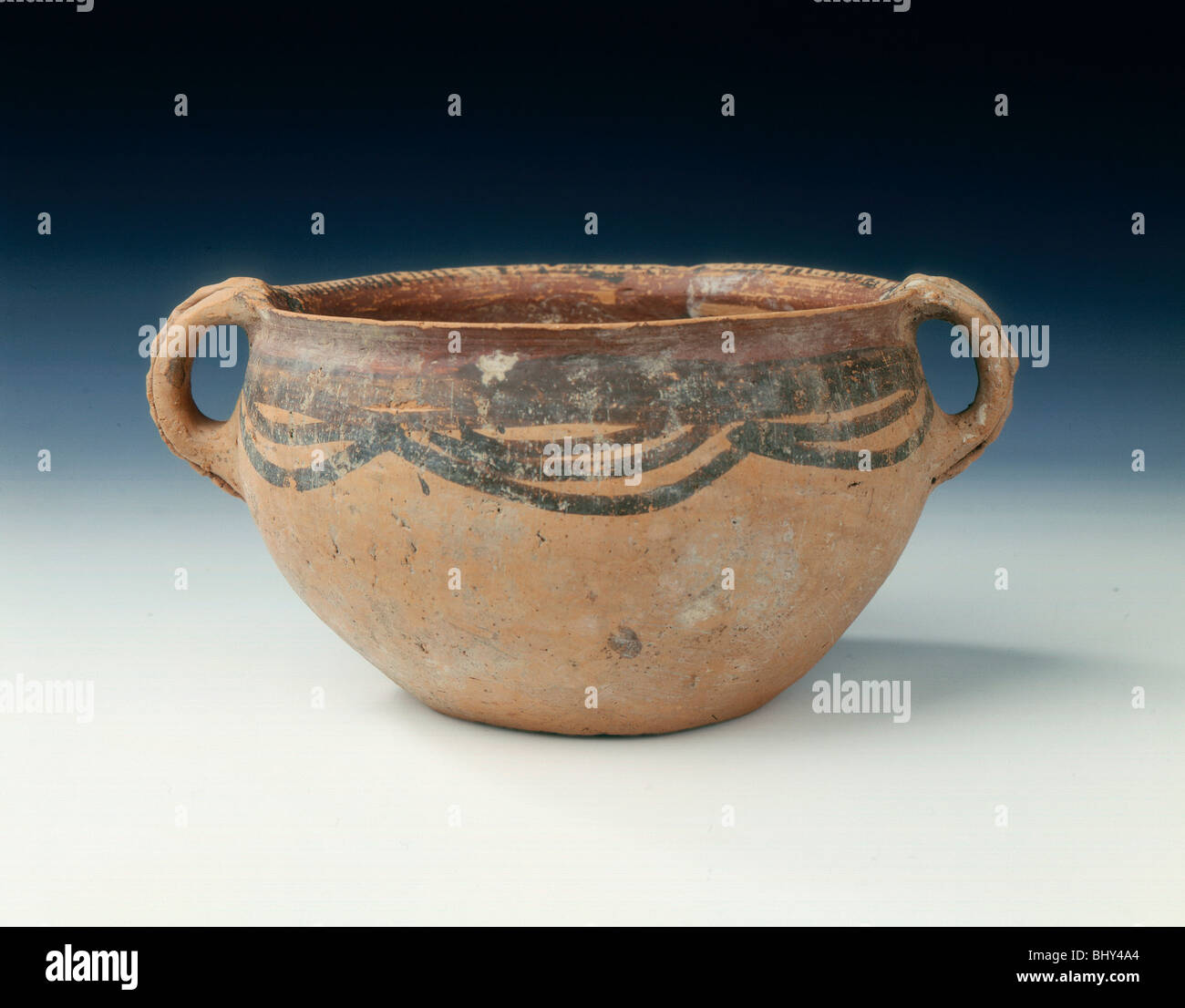 Rosso vaso in ceramica dipinta con disegni, neolitico, ma fase Chang, Cina, c2500 BC-1700 BC. Artista: sconosciuto Foto Stock