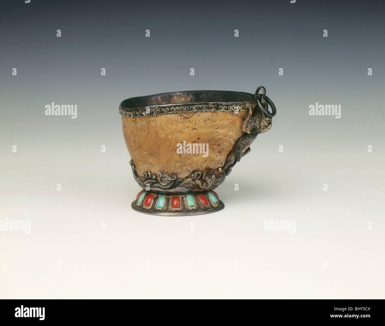 Burwood cup con supporti di argento, fine XVIII-XIX secolo. Artista: sconosciuto Foto Stock