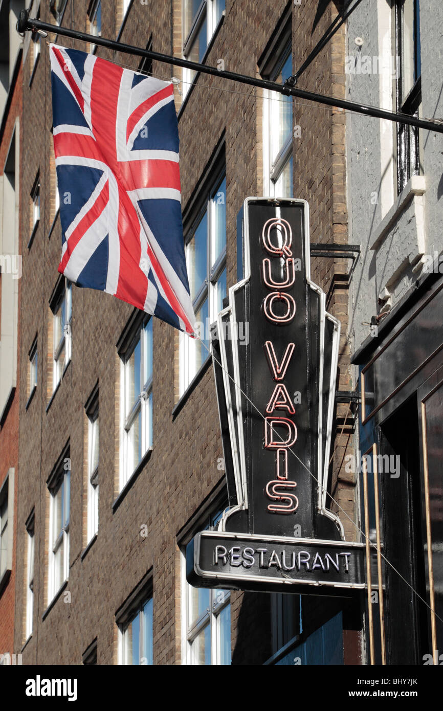 Unione battenti bandiera sopra "Quo Vadis" ristorante nel quartiere di Soho, Londra, Regno Unito. Foto Stock