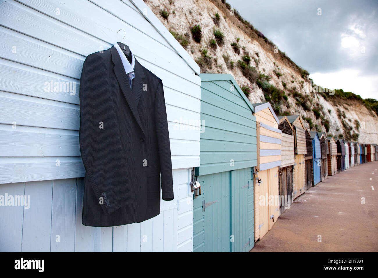 Uomini business suit appeso a Seaside Beach Hut Foto Stock