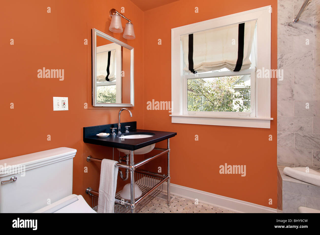 La stanza della polvere nella zona suburbana di casa con pareti di colore arancione Foto Stock