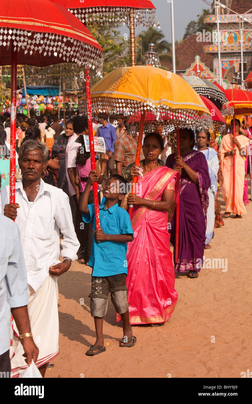 India Kerala, Alappuzha, (Alleppey) Arthunkal, festa di San Sebastian, linea di pellegrini azienda processione ombrelloni Foto Stock