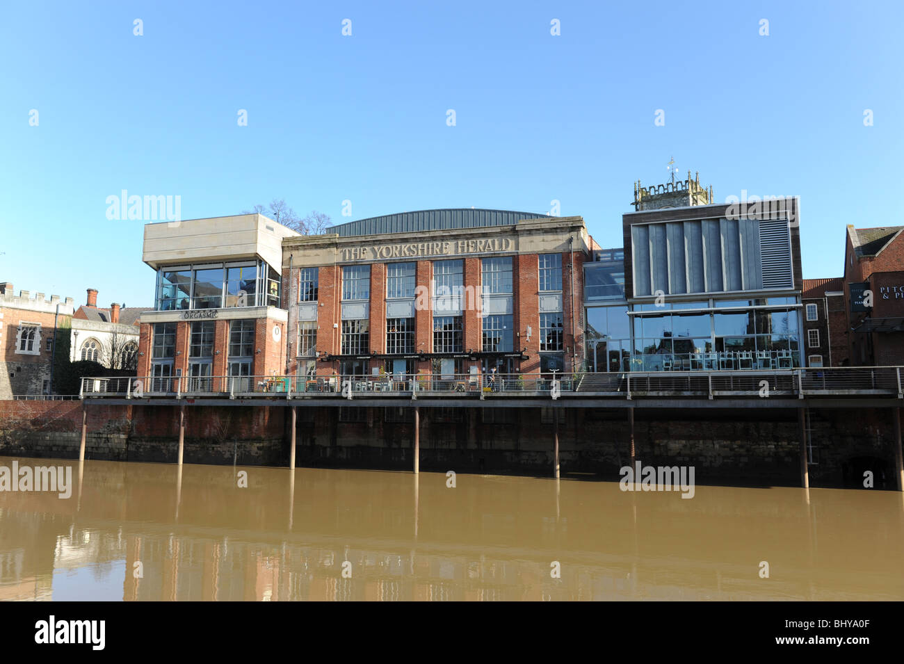 Bar e caffè a St Martins cortile sul fiume Ouse a York in North Yorkshire England Regno Unito Foto Stock