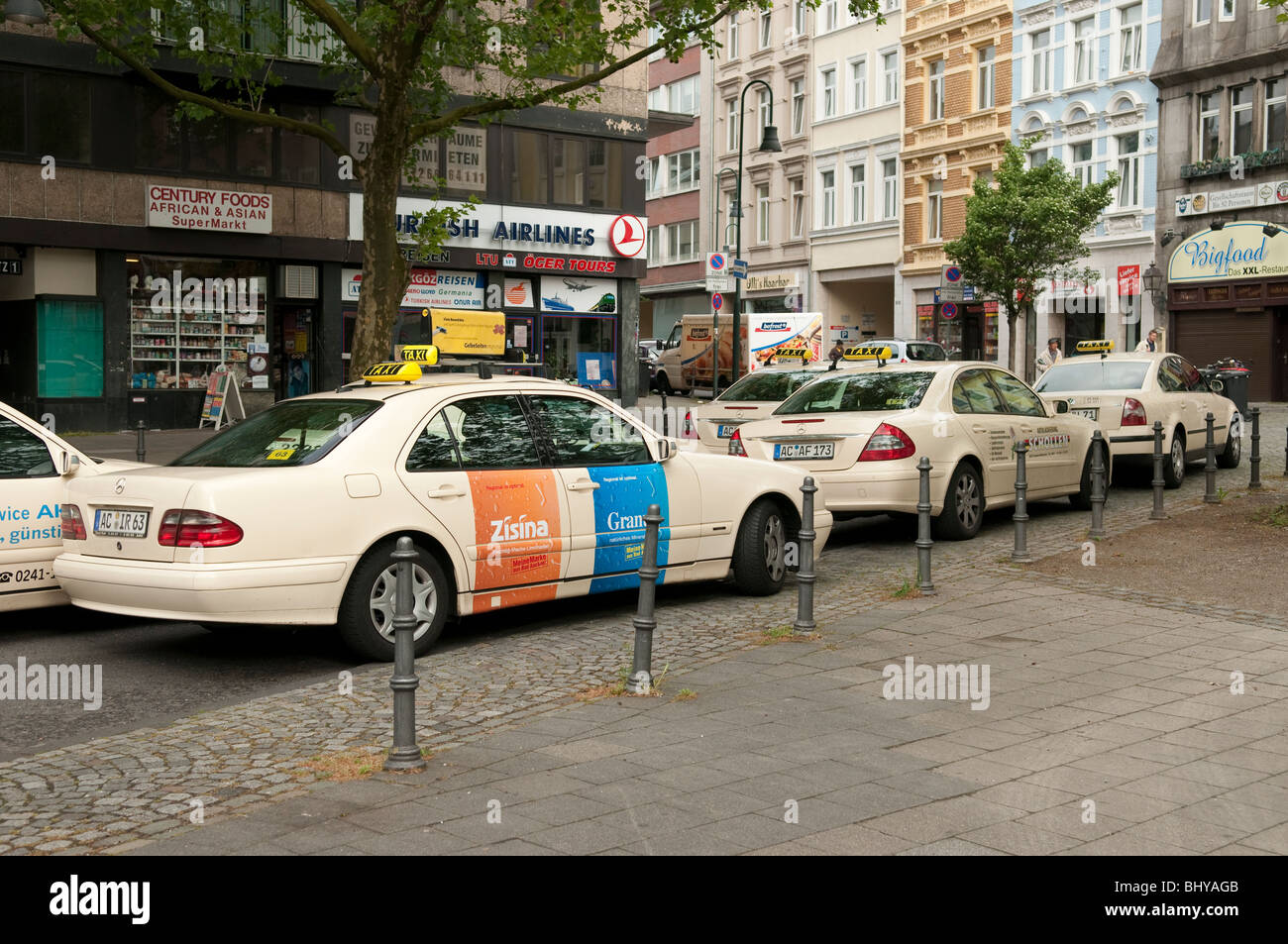 Taxi parcheggiato a rango di Aachen Germania Europa Foto Stock