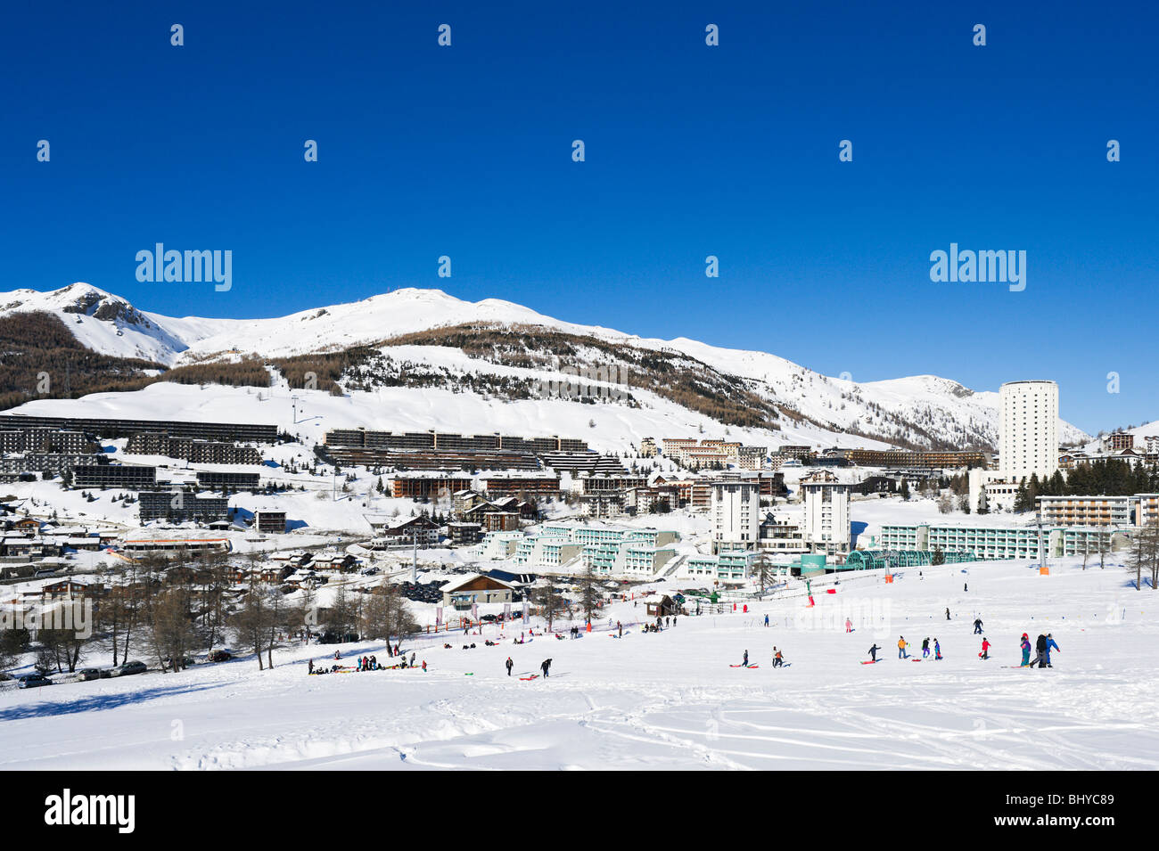 Vista sul centro del resort dal fondo delle piste da sci, Sestriere Via Lattea ski area, Italia Foto Stock