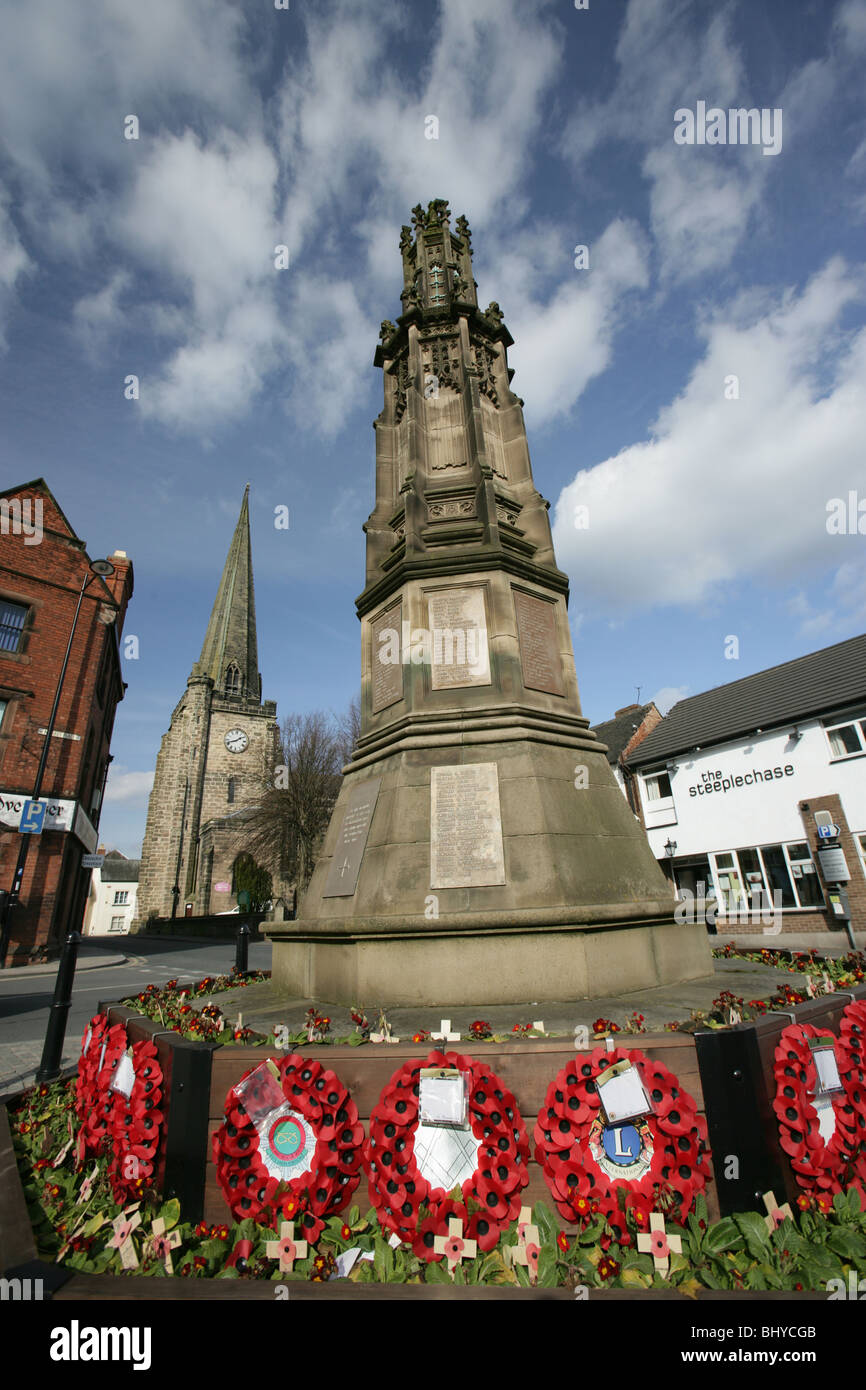 Città di Uttoxeter, Inghilterra. Città War Memorial presso la piazza del mercato, con la guglia di Santa Maria Vergine chiesa in background. Foto Stock