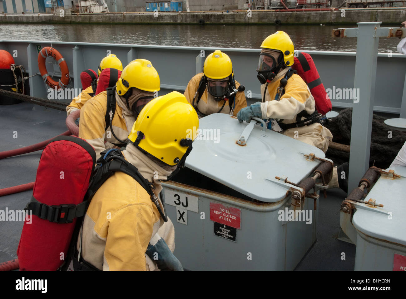 Equipaggio delle navi antincendio pratica in attesa Foto Stock