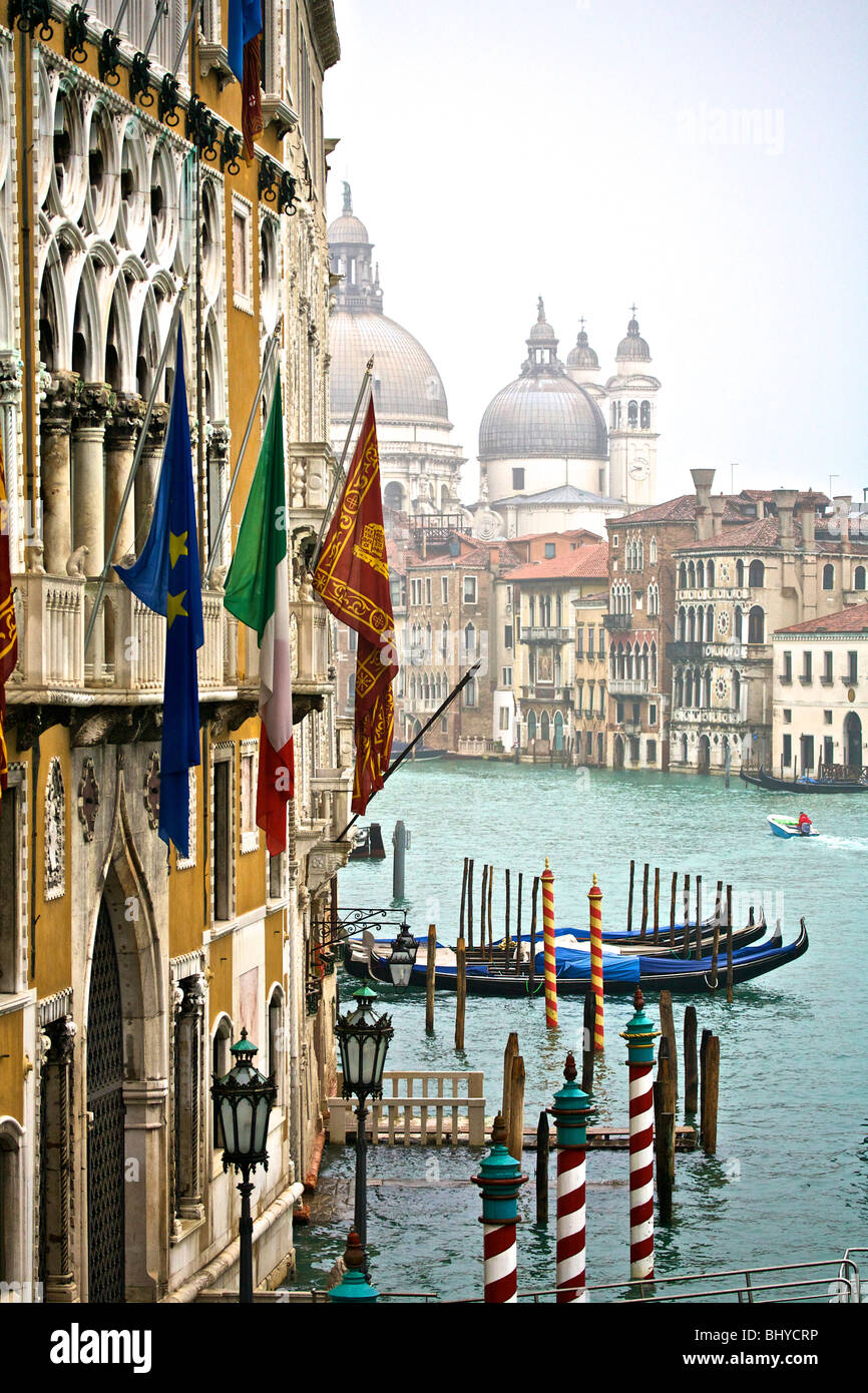 Santa Maria della Salute attraverso il Canal Grande a Venezia, Veneto, Italia Foto Stock