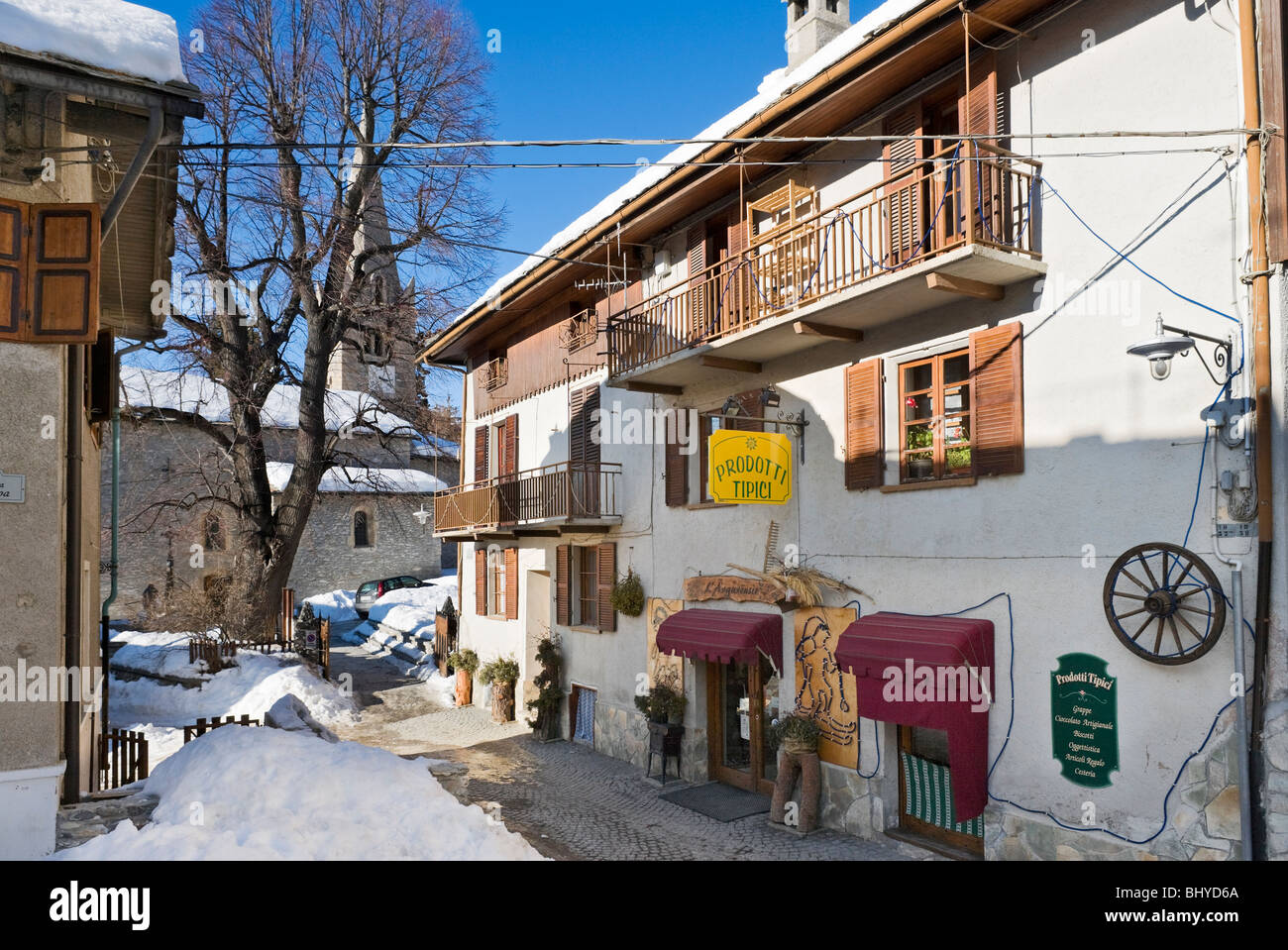 Negozio tradizionale nella città vecchia, Sauze d'Oulx, Via Lattea ski area, Italia Foto Stock