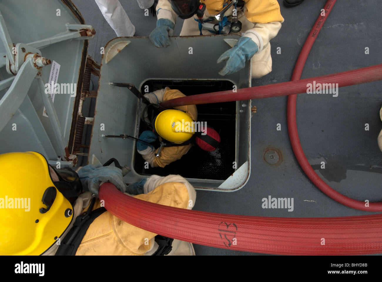 Equipaggio delle navi antincendio pratica in attesa Foto Stock