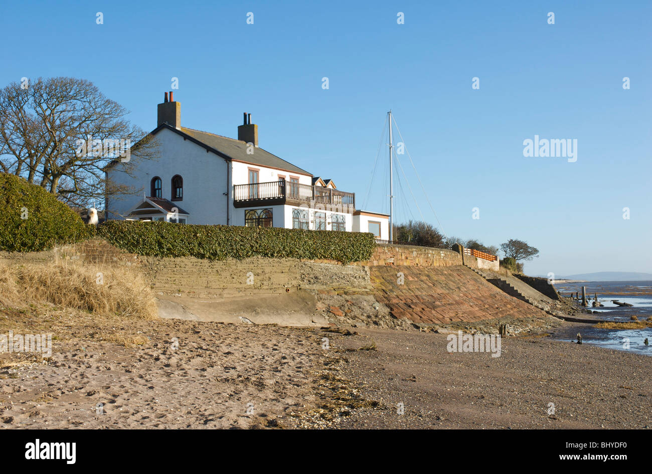 Casa con mare muro di difesa a Rampside, vicino a Barrow-in-Furness, Cumbria, England Regno Unito Foto Stock
