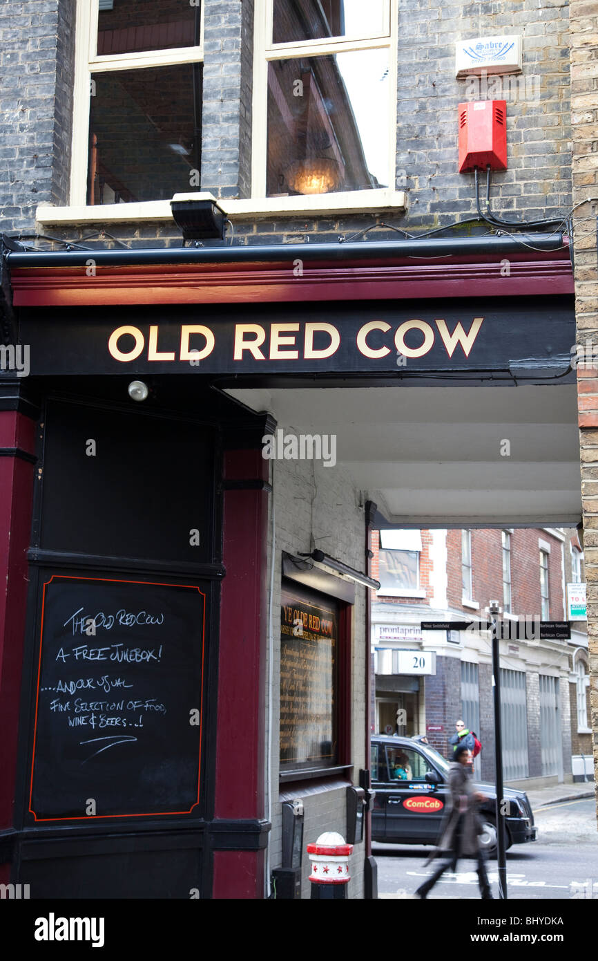 La vecchia Red Cow public house 71 Long Lane London EC1 REGNO UNITO Foto Stock