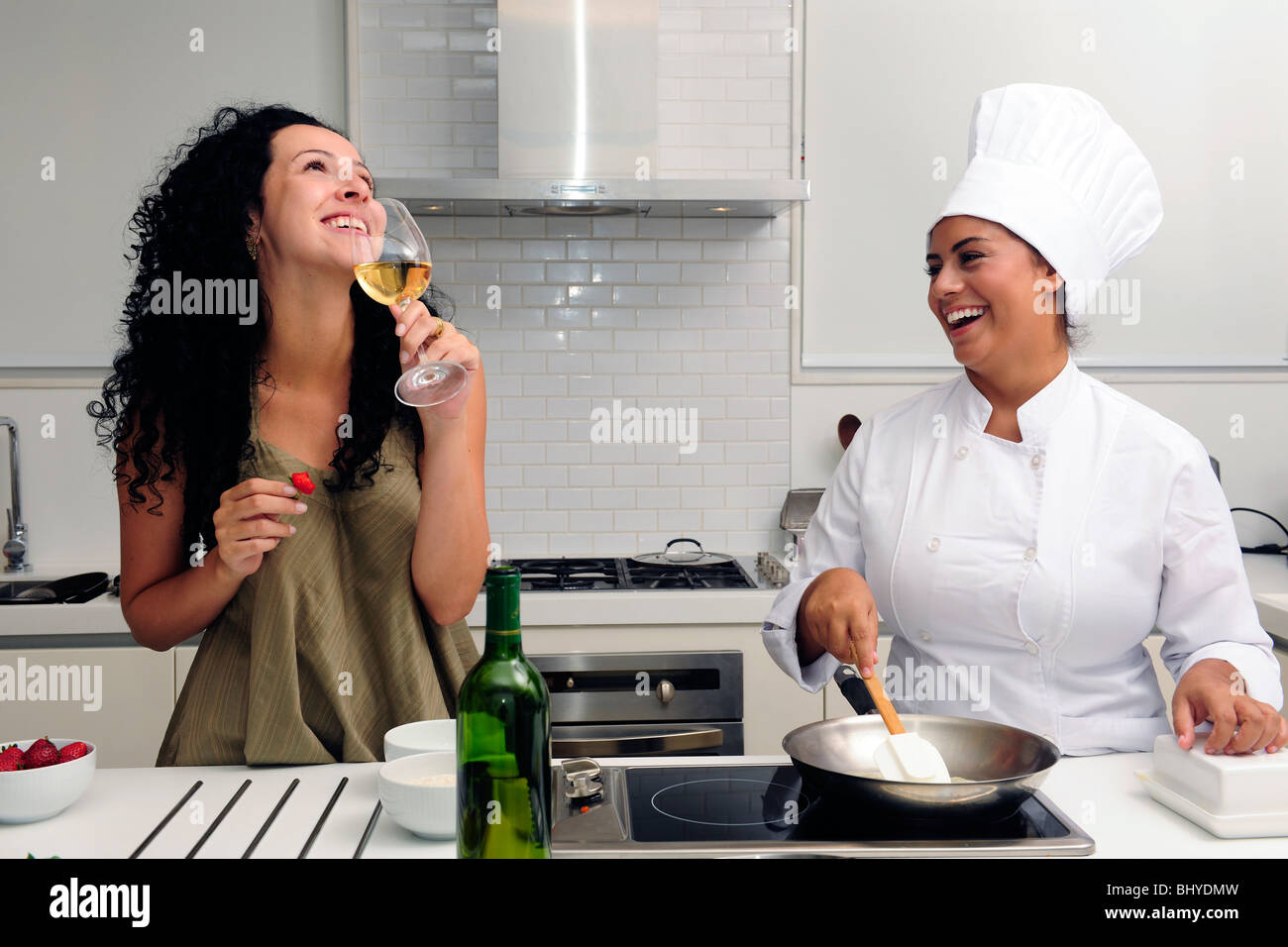 Corso di cucina : Lo chef e la donna cucinare insieme un gustoso risotto. Foto Stock
