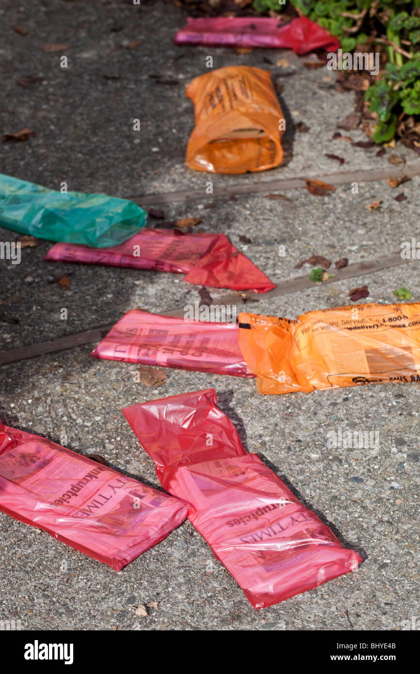 Non riscosse quotidiani accumulando sul marciapiede di una residenza. Foto Stock