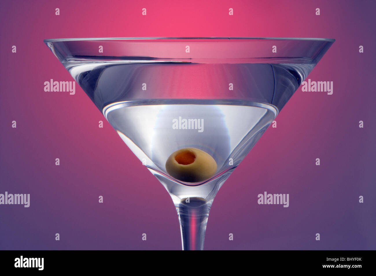 Protagonista sempre dritti fino a Martini con olive guarnire su sfondo colorato Foto Stock
