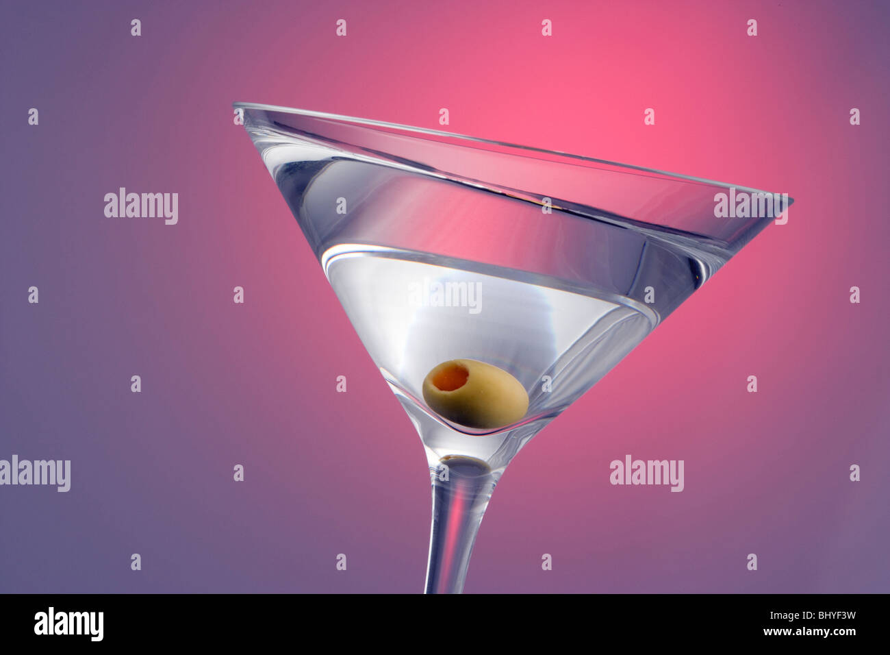 Protagonista sempre dritti fino a Martini con olive guarnire su sfondo colorato Foto Stock