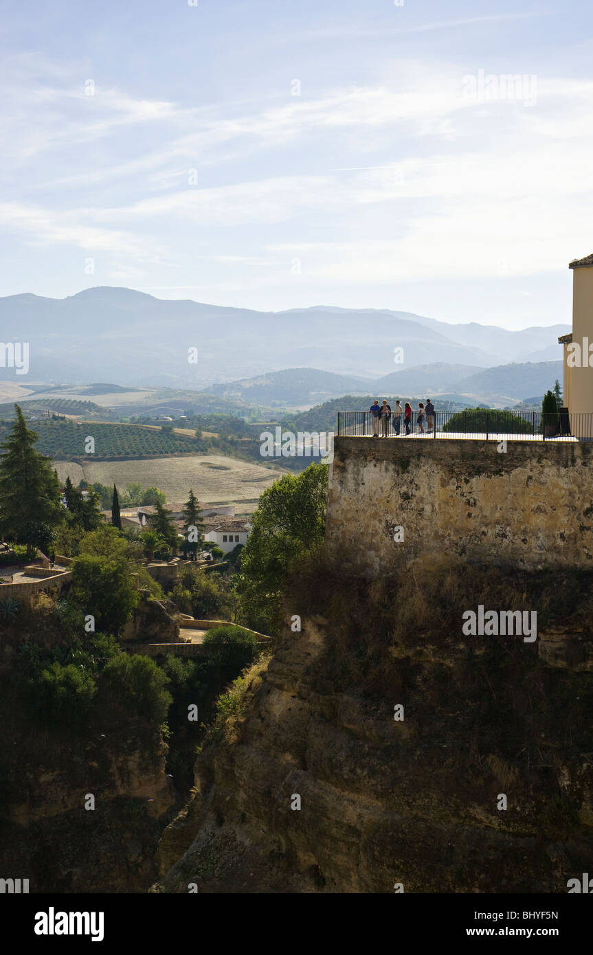 Vista dal Puente Nuevo sopra El Tajo Gorge, Ronda, Malaga, Andalusia, Spagna Foto Stock