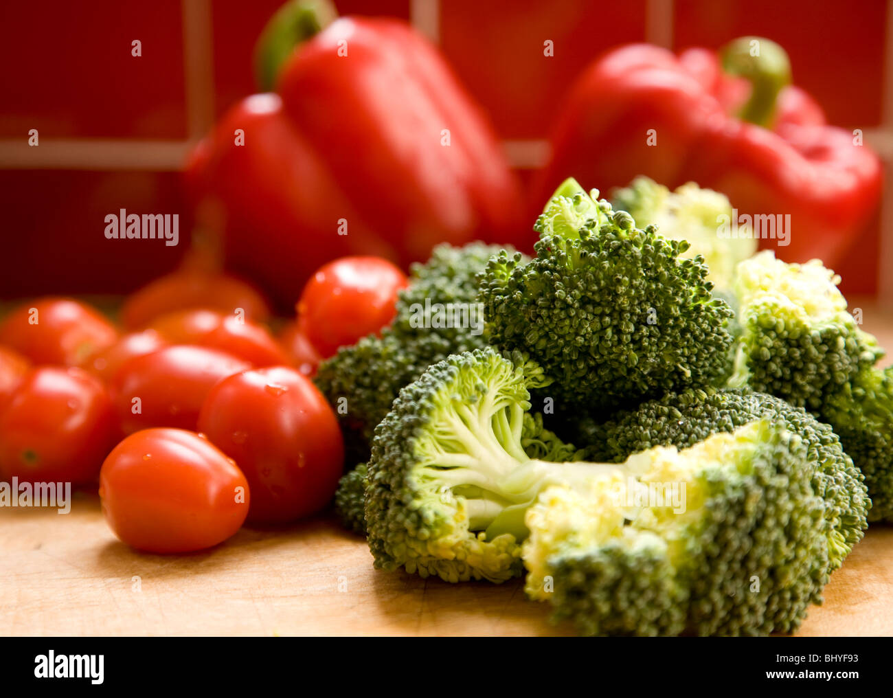 Broccoli,i pomodorini e peperoni rossi - profondità di campo con il focus sui broccoli Foto Stock