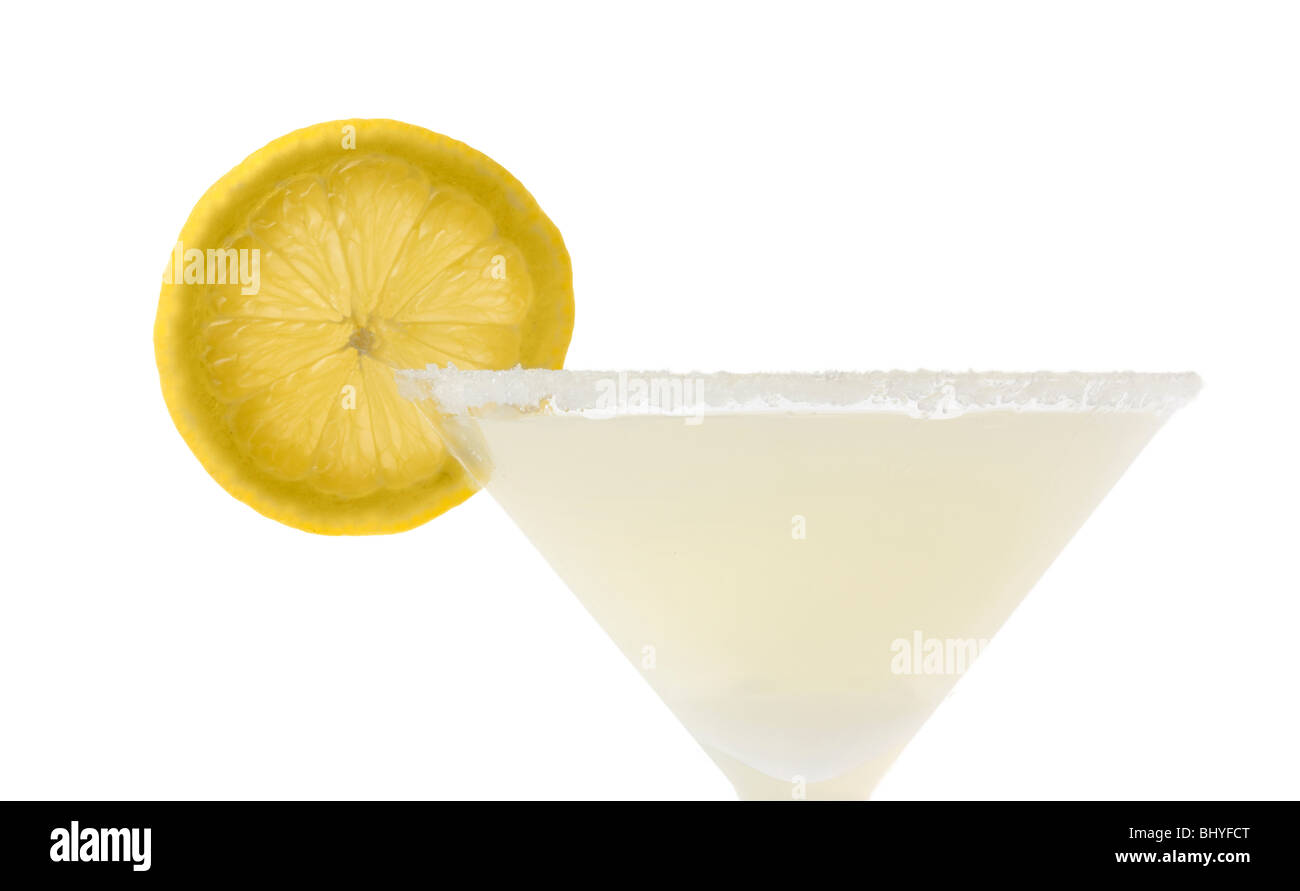 Lemon Drop bevanda miscelata con fettina di limone guarnire close up su sfondo bianco Foto Stock