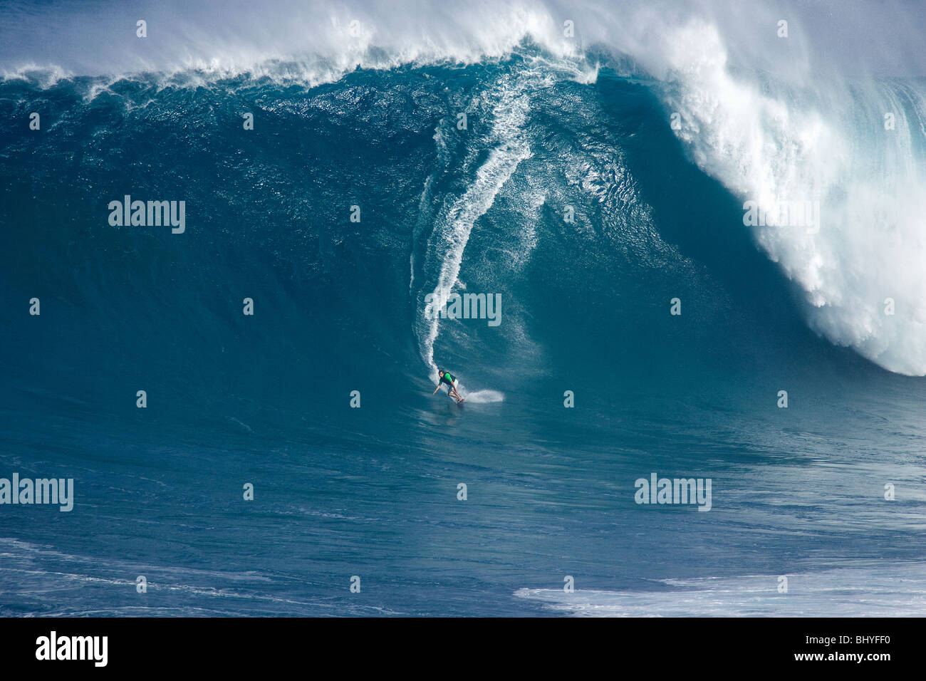 Surfer su massive wave a ganasce, Peahi, Maui. Foto Stock