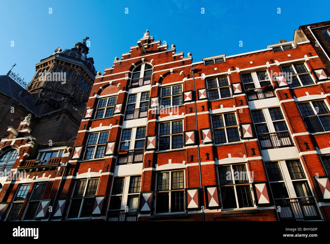Sint Nicolaaskerk Chiesa e Red Wharf Building in Amsterdam con la tradizionale architettura olandese. Foto Stock