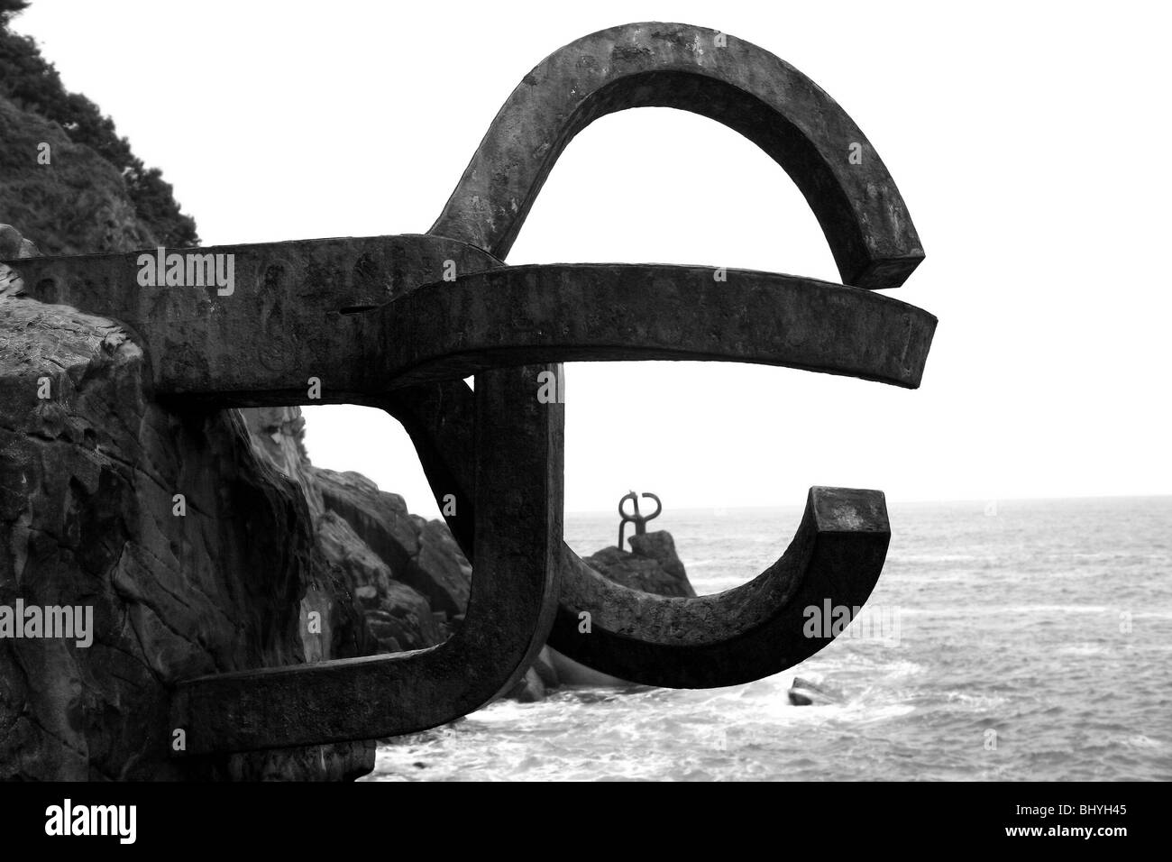 Chillida acciaio arrugginito scultura in San Sebastian mare: Peine de los Vientos Foto Stock