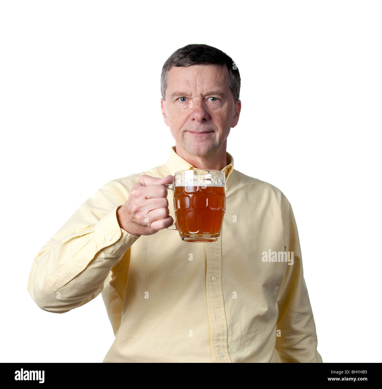 Senior maschili in possesso di una pinta tradizionale bicchiere riempito parzialmente con golden ale colorata o birra e sollevando il vetro Foto Stock