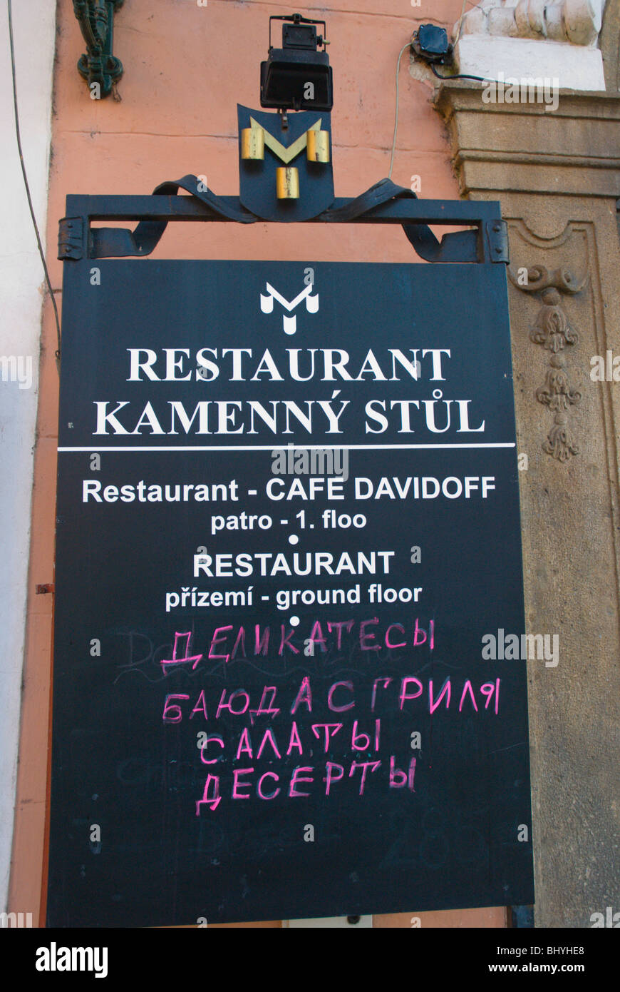 Restaurant sign in inglese e russo piazza della città vecchia di Praga Repubblica Ceca Europa Foto Stock