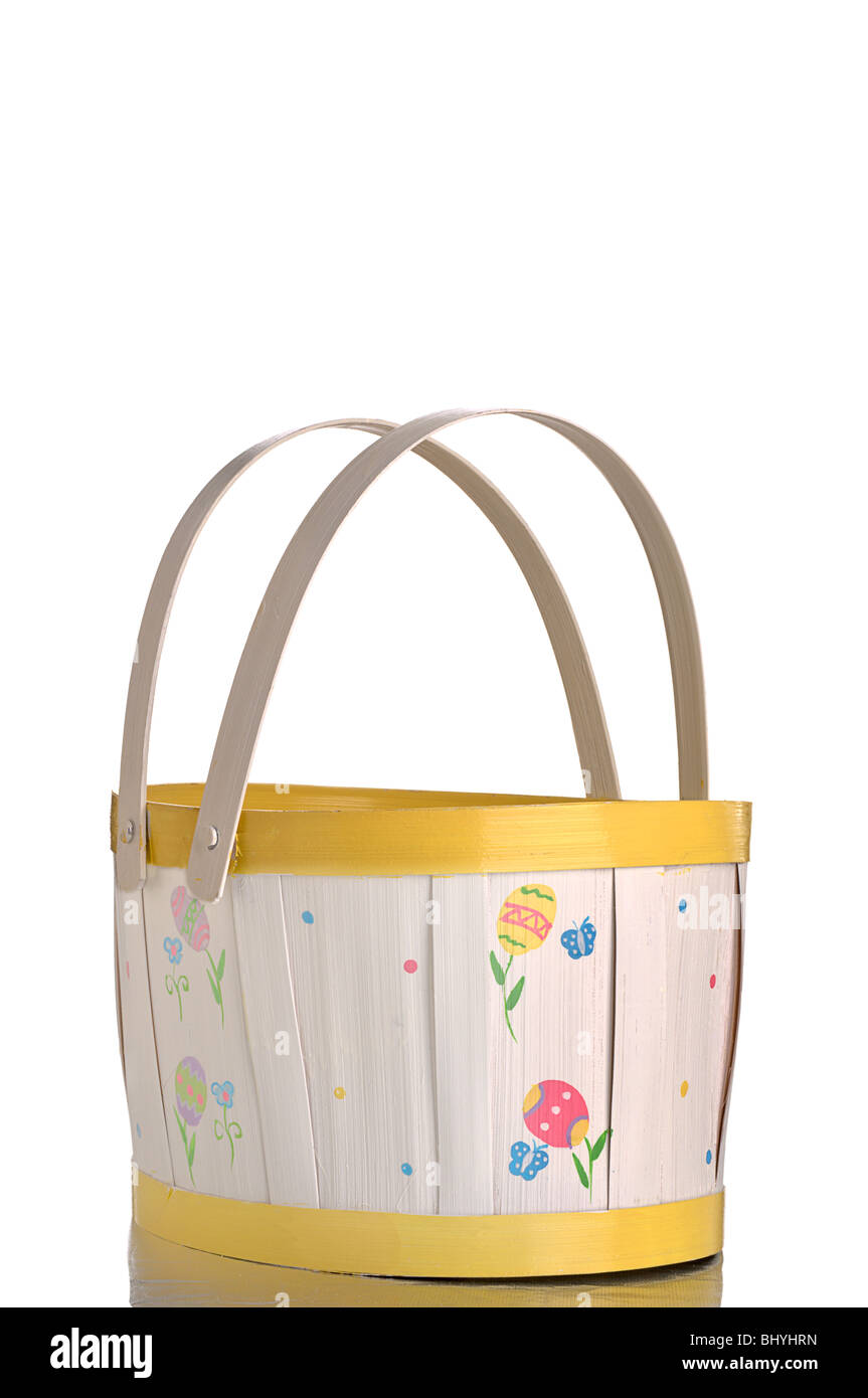 Un'immagine verticale di una Vuota cestino di Pasqua contro uno sfondo bianco Foto Stock