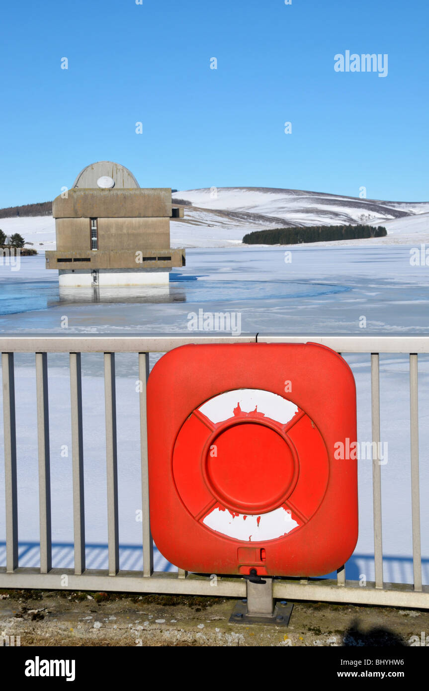Cinghia di vita di fronte a frozen backwaters serbatoio in Glen Isla, Angus. Foto Stock