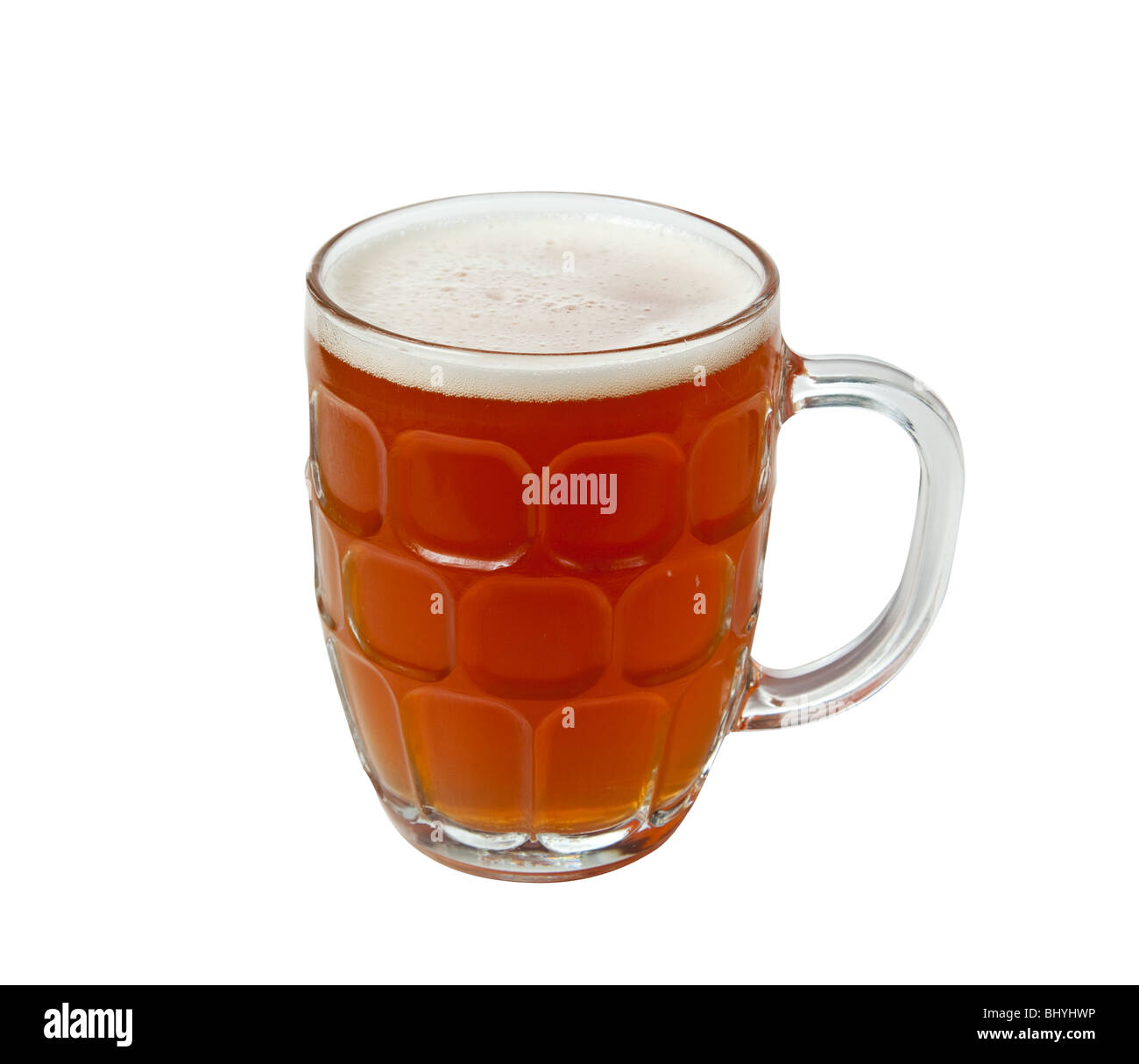 Golden brown birra in una pinta tradizionale mug o vetro e isolata contro bianco Foto Stock