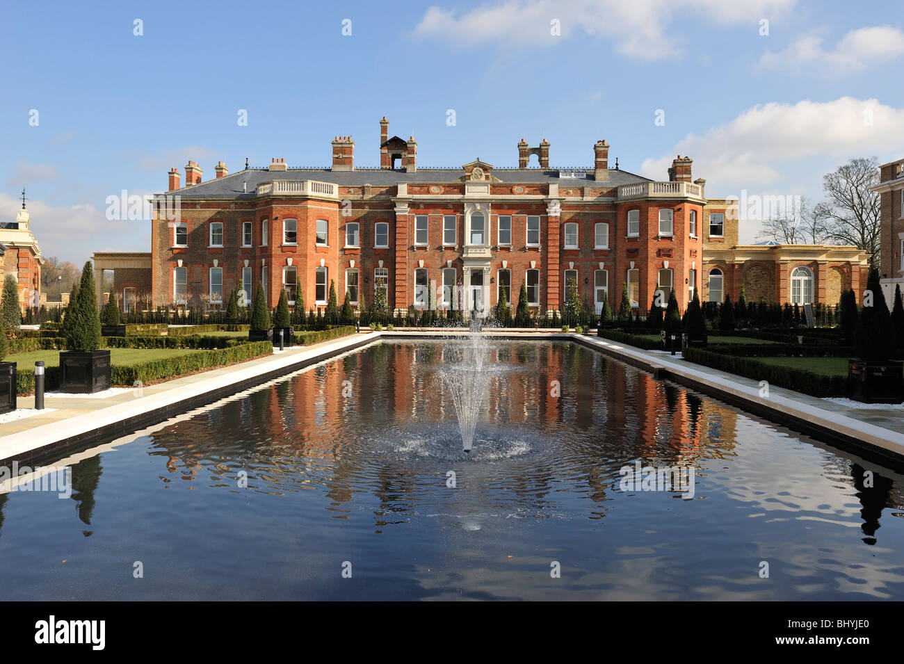 Le nuove fontane e la piscina riflettono la parte anteriore di Gordon House, Twickenham Foto Stock