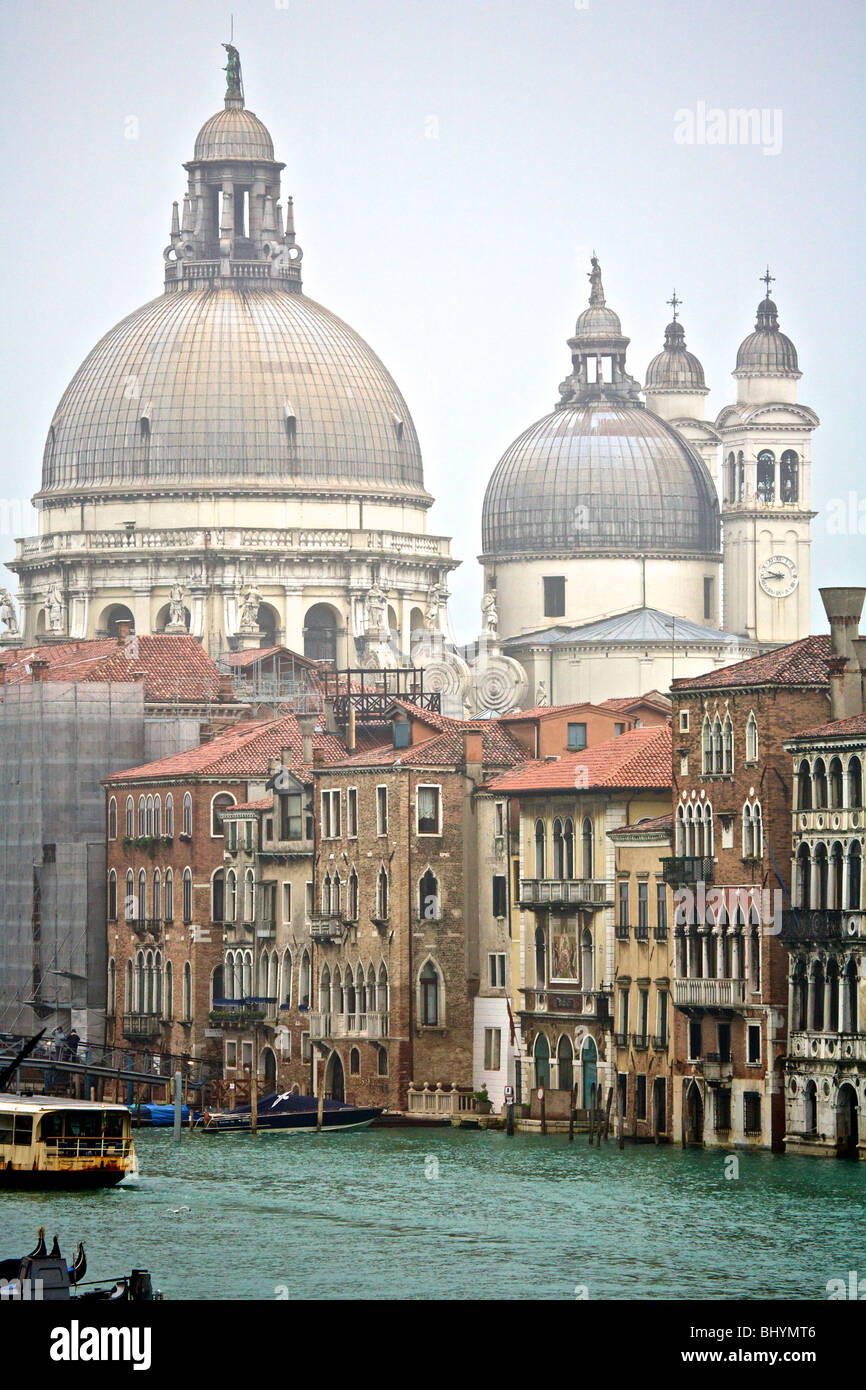 Santa Maria della Salute attraverso il Canal Grande a Venezia, Veneto, Italia Foto Stock
