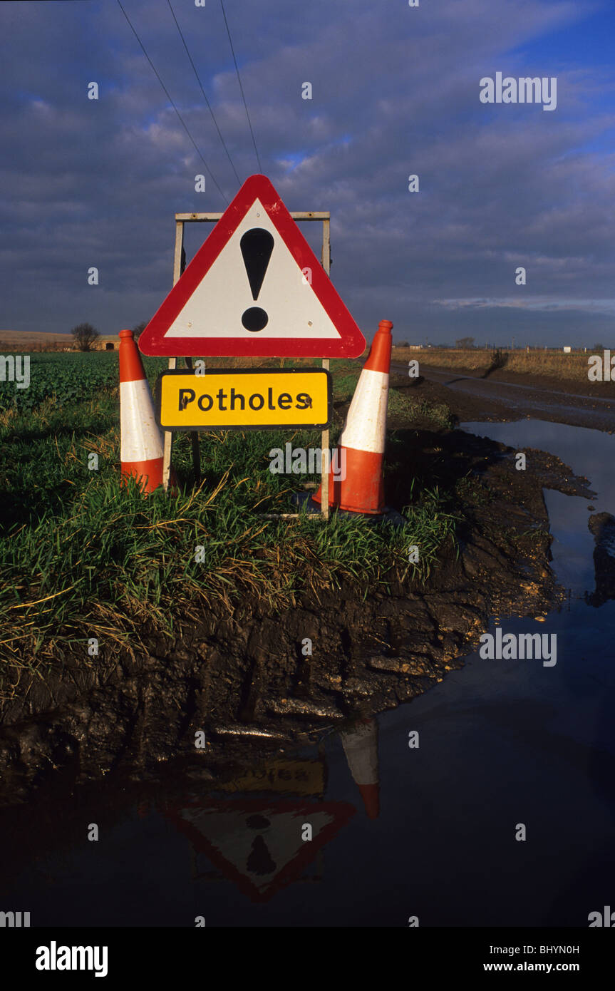 Firmare i driver di avvertimento di buche sulla strada di campagna Yorkshire Regno Unito Foto Stock