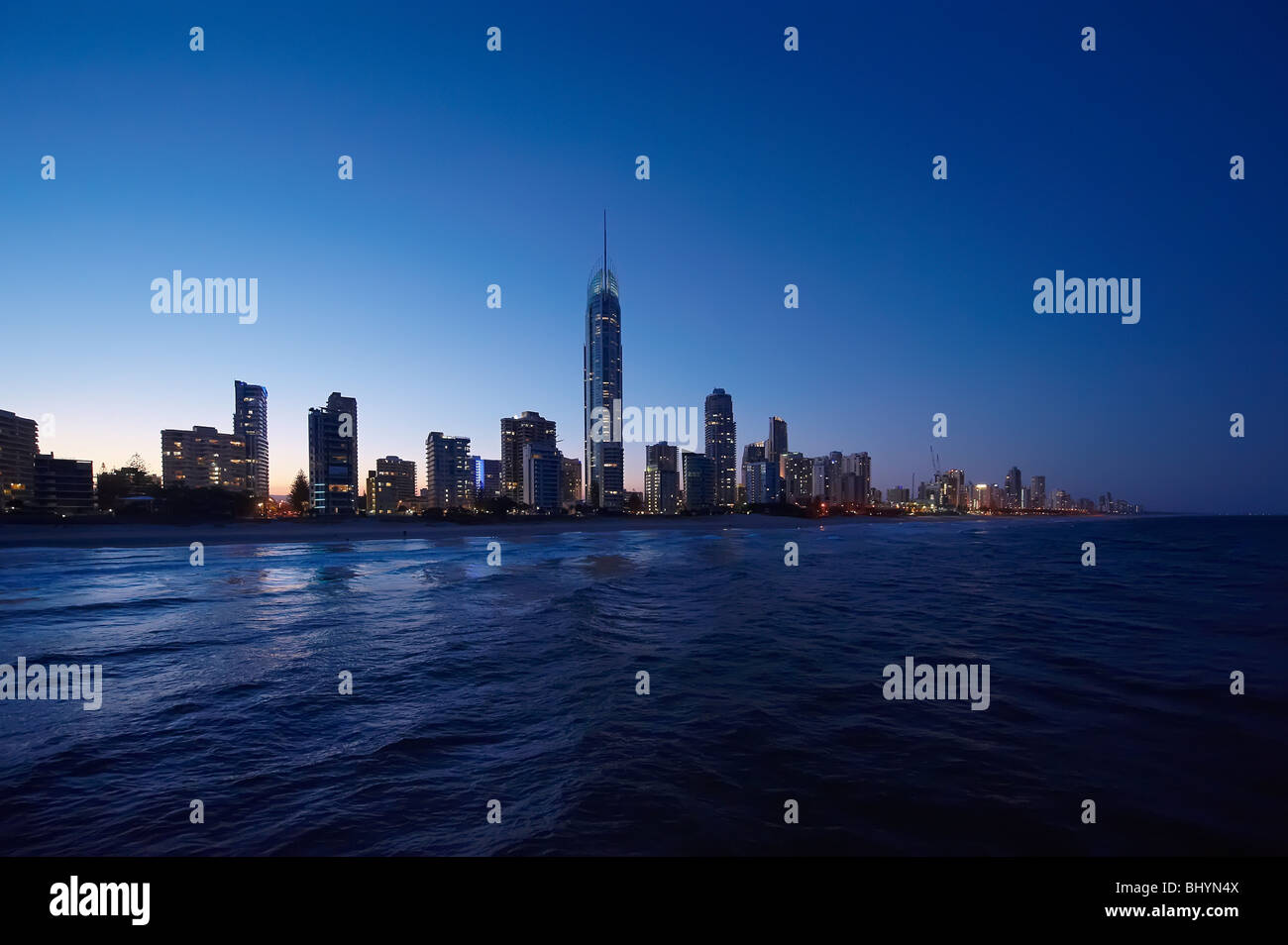 Surfers Paradise, Gold Coast Australia skyline al crepuscolo (bassa vista aerea da un elicottero) Foto Stock