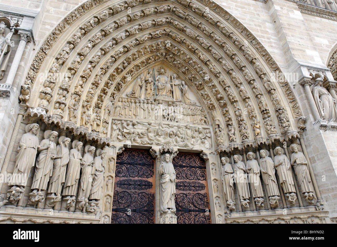 Il "Portale del Giudizio Ultimo" presso la cattedrale di Notre Dame di Parigi che mostra la discesa agli inferi degli angeli caduti Foto Stock