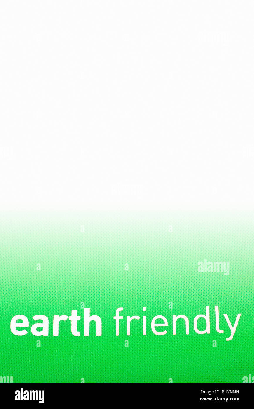 Borsa riciclabile con le parole Earth Friendly in primo piano allo sbiadimento a sfondo bianco. Isolato. Copia dello spazio. Foto Stock